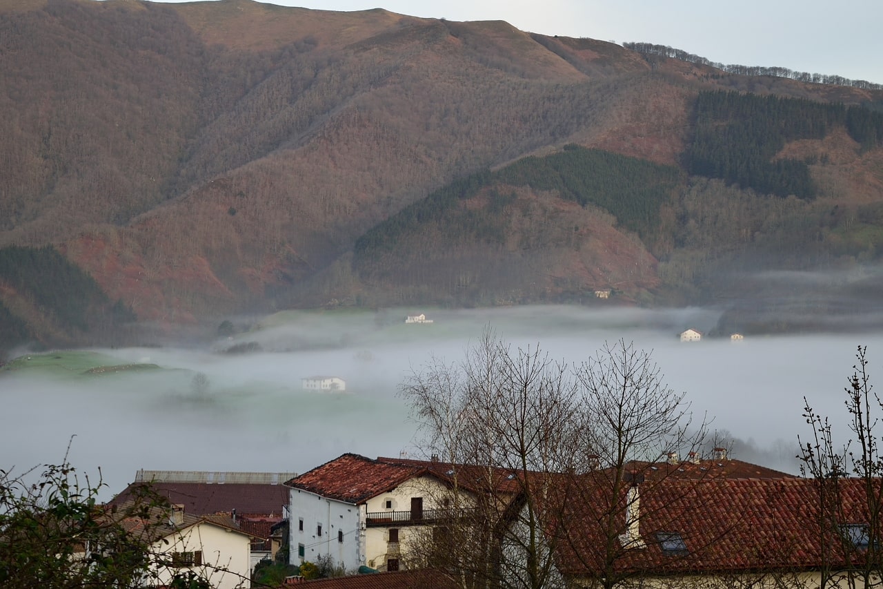 Amanecer con niebla en un pueblo