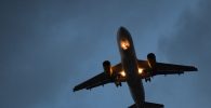 Avión de Vueling de noche con luces