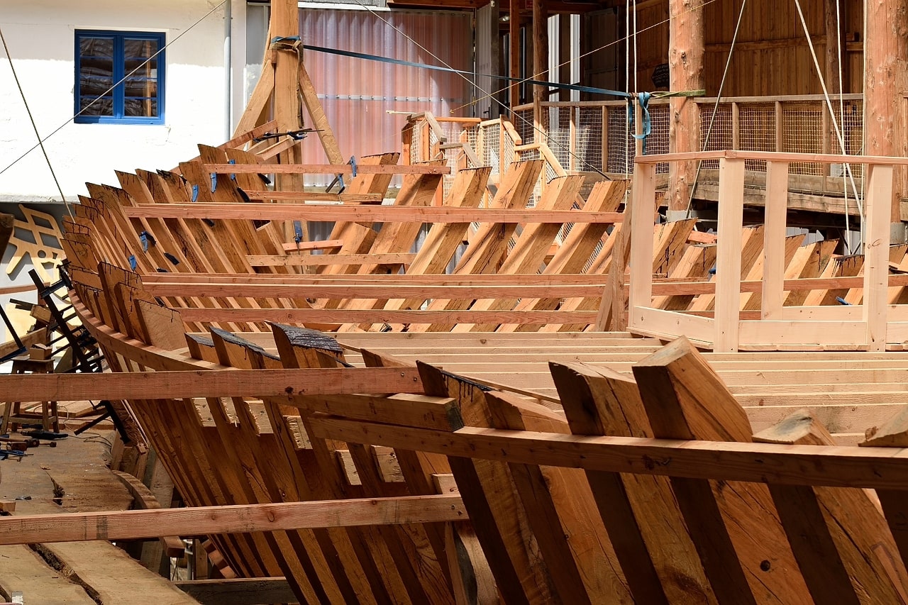 Barco en construcción de madera