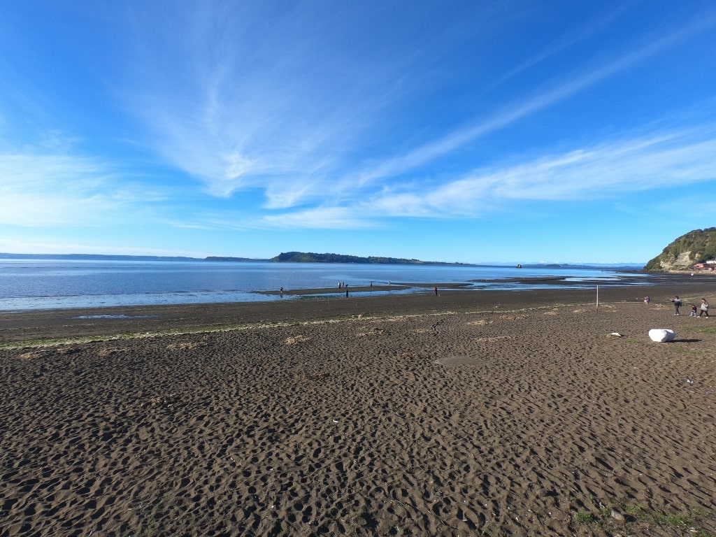 Playa de Chiloe con el cielo azul