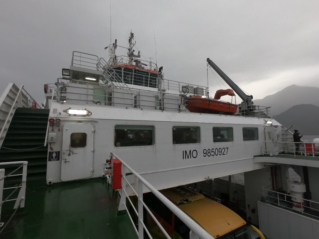 Ferry o barco de carga