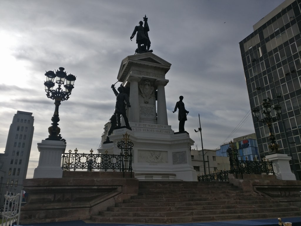 Monumento en la plaza de la armada de Valparaiso